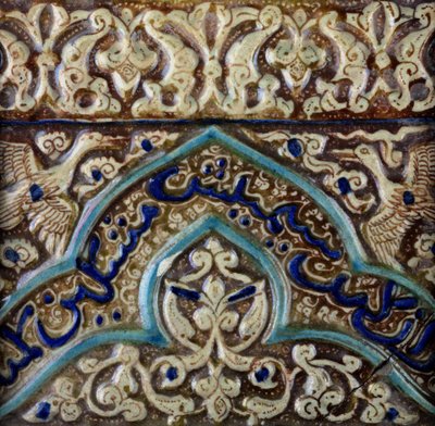 Lisované vlysové dlaždice vyrobené pro palác mongolského sultána Abaqa Khan, kolem 1270-75 (keramika, frita, podglazura a lesková vrchní glazura) od Persian School