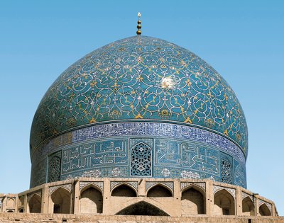 Perská architektura (Safavid): kupole královské mešity (nebo Masjid I-Shah): detail keramiky od vchodu. 1612-1630. Isfahan (Isfahan nebo Espahan, Esfahan), Írán. od Persian School