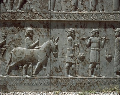 Submisivní národy přinášejí dary Dariovi I. Reliéfy východního schodiště Apadany, 6. století př. Kr. od Persian School