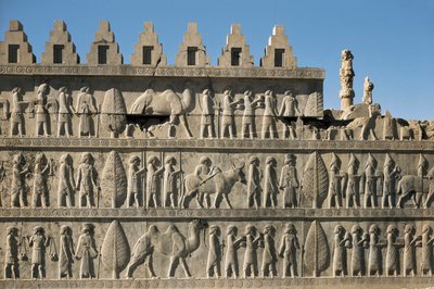 Palác Dareia I. v Persepolis (Írán): detail výzdoby apadany neboli soudní síně, představující poddané národy přinášející dárky Dariovi I. (550-486 př. n. l., řekl Veliký). Nízký reliéf, 6. př. n. l., perské umění, periode route. od Persian School