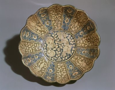 Bílá kameninová mísa malovaná černo-modrou podglazurní s postavami Mongolů (keramika) od Persian School