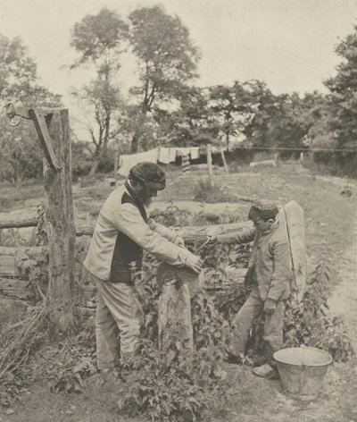 V Grindstone--Suffolk Farmyard od Peter Henry Emerson
