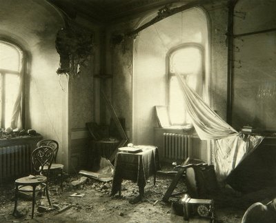 Ruská revoluce 1917: Interiér Čudovského kláštera v moskevském Kremlu po bombardování v listopadu 1917. Fotografie Pjotra Petroviče Pavlova (1860-1925) od Petr Petrovich Pavlov