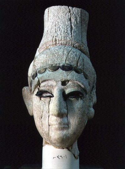 Hlava prince nebo princezny z Ugaritu (viz také 110899 a 200008) od Phoenician