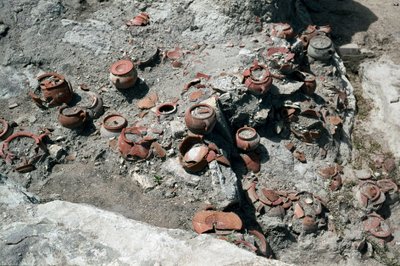 Civilizace Féničanů: zbytky váz, místo tophetu punského města Sulcis na současném ostrově Sant