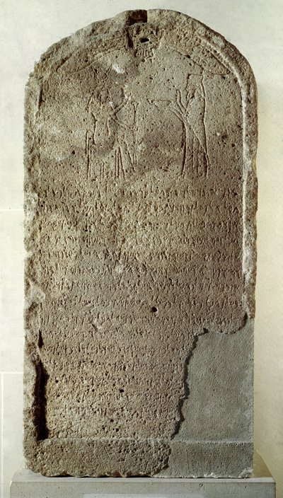 Fenické umění: kámen ve vápenci Yehaumilk, král Byblos. Je to představitel uctívající bohyni Baalat, Lady of Byblos, která nosí hathorickou korunu. Ze svatyně paní z Byblosu. 4. století před naším letopočtem. Dim 114 cm Paříž, muzeum Louvre od Phoenician Phoenician