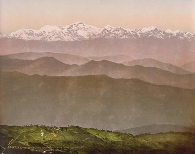 Darjeeling. Kinchinjunga a sněhy z Kutcherry Hill od Photoglob Co. (Zurich, active c. 1890 1910)