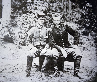 Portrét poručíka George A. Custera (1839-1876) (bez klobouku) s jeho zajateckým poručíkem Washingtonem z Konfederační armády, zachycený v květnu 1862 (černobílá fotografie) od Photographer American