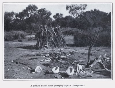 Původní pohřebiště, smuteční čepice v popředí (černobílá fotografie) od Photographer Australian