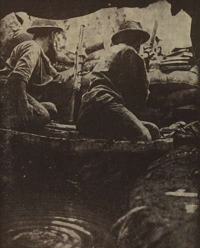 Australští vojáci ve vodou naplněné puškové jámě, Sanananda, Nová Guinea, druhá světová válka od Photographer Australian