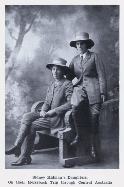 Dcery Sidneyho Kidmana na jejich cestě na koni po střední Austrálii (černobílá fotografie) od Photographer Australian