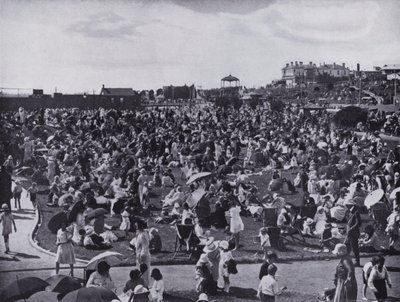 St Kilda Beach, oblíbené přímořské letovisko v Melbourne, ukazuje trávníky (černobílá fotografie) od Photographer Australian
