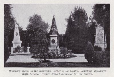 Čestné hroby v hudebním koutku Ústředního hřbitova, Beethoven (vlevo), Schubert (vpravo), Mozartův památník (uprostřed) (č/b foto) od Photographer Austrian