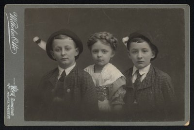 Portrét tří rakouských dětí (černobílá fotografie) od Austrian Photographer