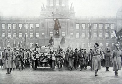 Česká vojska doprovázela prezidenta Tomáše Masaryka v Praze, 25. prosince 1918 (čb foto) od Photographer Czech