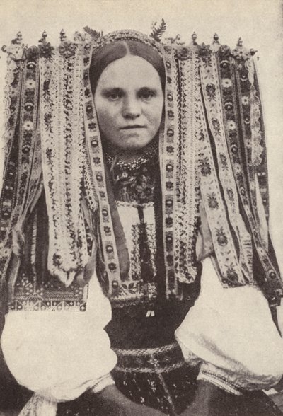 Česká žena s čelenkou ze stuh, kde každá stuha označuje nápadníka, kterého odmítla vdát (černobílá fotografie) od Photographer Czech