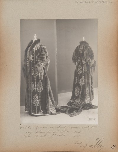 Stránka alba: House of Worth, Evening Coat od Photographer French