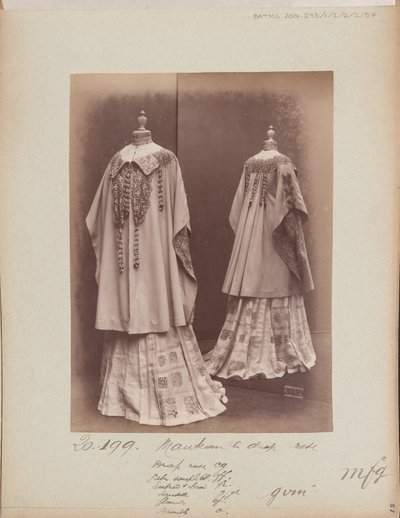 Stránka alba: House of Worth, Mantle od Photographer French