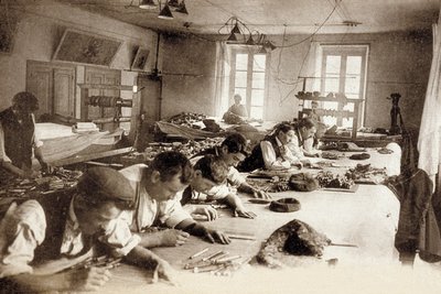 Aubusson Tapestry Factory, Francie, c. 1900 (černobílá fotografie) od Photographer French
