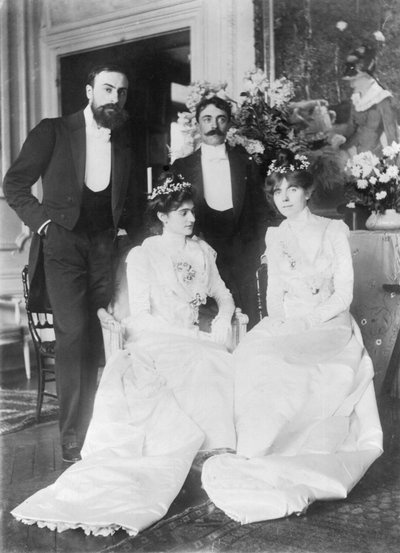 L-R: Ernest Rouart (1874-1942) a jeho manželka Julie Manet (1878-1967), Paul Valery (1871-1945) a jeho manželka Jeannie Gobillard (1877-1970), v den jejich svatby, květen 1900 (b/ w fotografii) od Photographer French