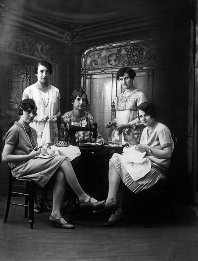 Šicí dílna, cca 1920 (černobílá fotografie) od Photographer French
