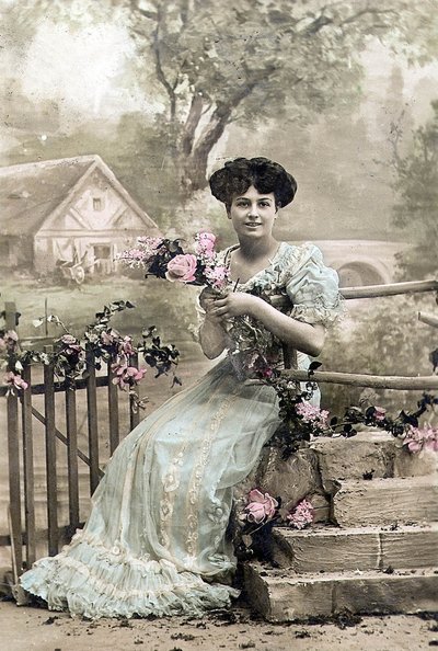 Žena s girlandou z květin, pohlednice, c. 1900 (ručně kolorovaná fotografie) od Photographer French