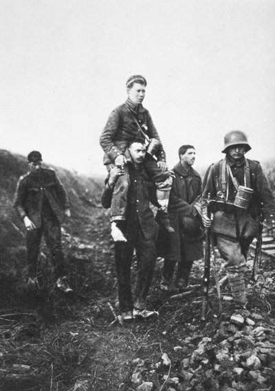 Německý pěchotní voják se zraněnou nohou je vynášen z bitvy anglickými válečnými zajatci (čb foto) od Photographer German