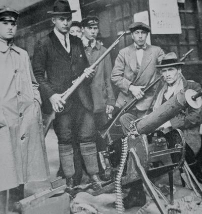 Skupina povstalců obsadila mnichovské nádraží od Photographer German