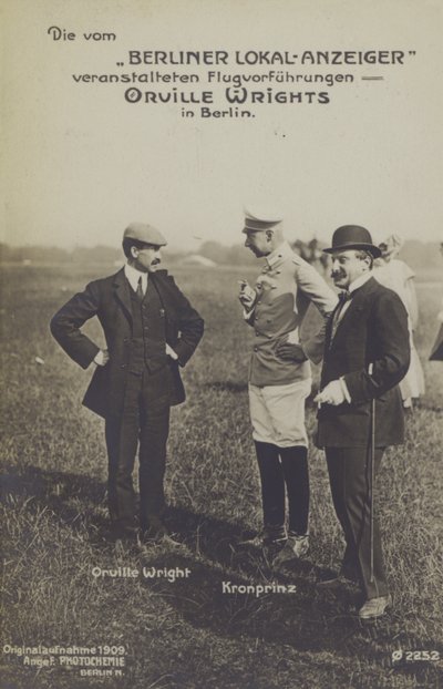 Americký letec Orville Wright si povídá s korunním princem Wilhelmem z Německa během návštěvy Berlína (černobílá fotografie) od Photographer German