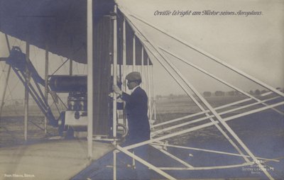 Americký letec Orville Wright kontroluje motor svého letadla (černobílá fotografie) od Photographer German