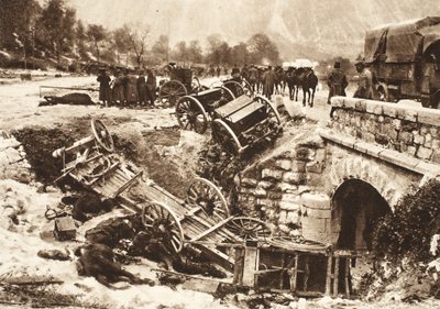 Italský muniční konvoj na zásobovací trase poblíž Udine pod palbou německého dělostřelectva (černobílá fotografie) od Photographer German