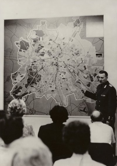 Důstojník Národní lidové armády vysvětlující význam a situaci státní hranice .... (č/b foto) od Photographer German
