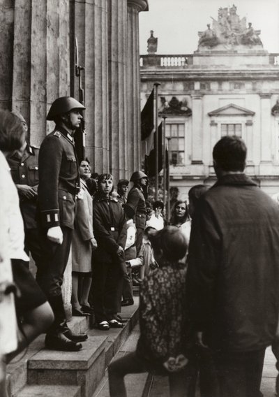 U Památníku obětem fašismu a militarismu uctívají vojáci Národní lidové armády průkopníky míru a socialismu (č/b foto) od Photographer German