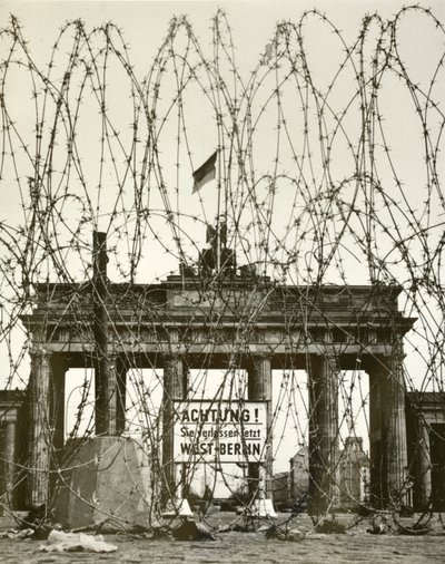 Ostnatý drát před Braniborskou bránou, Berlín, Německo, během spojenecké okupace města po druhé světové válce (čb foto) od Photographer German