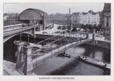 Berlín: Bahnhof Friedrichstrasse (černobílá fotografie) od Photographer German