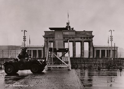 Britský obrněný vůz na hranici mezi východním a západním Berlínem u Braniborské brány (č/b foto) od Photographer German