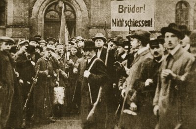 "Bratři, nestřílejte!", protest v Berlíně, listopad 1918 (sépiová fotografie) od Photographer German