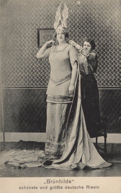 Brunhilde, nejkrásnější a nejvyšší německá obryně (č/b foto) od Photographer German