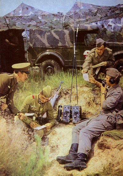 Soudruzi ve zbrani jsou třídní bratři, spolu jsou neporazitelní (barevné foto) od Photographer German