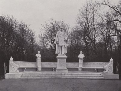 Monument In The Sieges-Allee, Wilhelm Der Grosse (č/b foto) od Photographer German