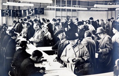 Východoněmečtí občané ve frontě na získání povolení k návštěvě příbuzných na Západě (černobílá fotografie) od Photographer German