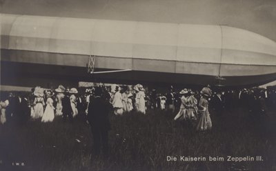 Německá císařovna Victoria Augusta se Zeppelinem LZ III (černobílá fotografie) od Photographer German