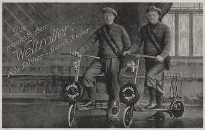 Felix Ruether a Bernhard Ricker, hudební jezdci na koloběžkách (černobílá fotografie) od Photographer German