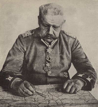 Polní maršál von Hindenburg studuje mapu (černobílá fotografie) od Photographer German