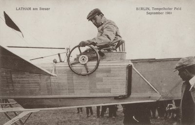 Francouzský letec Hubert Latham u řízení svého letadla, letiště Tempelhof, Berlín, září 1909 (černobílé foto) od Photographer German