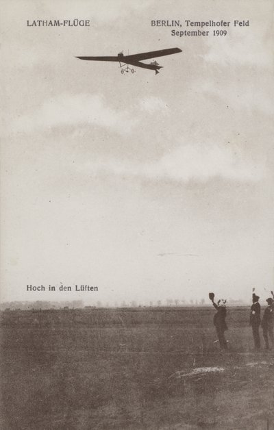 Francouzský letec Hubert Latham letící nad letištěm Tempelhof, Berlín, září 1909 (černobílá fotografie) od Photographer German