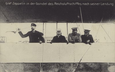 Německý konstruktér vzducholodí Graf Ferdinand von Zeppelin v gondole jedné ze svých vzducholodí po přistání (čb foto) od Photographer German