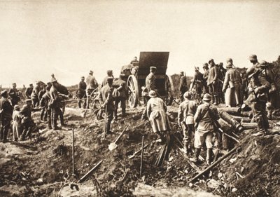 Německá baterie postupuje vpřed obtížným terénem před Fismesem, zachyceným Francouzem v popředí připraveným k přepravě (černobílá fotografie) od Photographer German