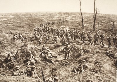 Německý pěší přechod přes Chemin des Dames za ustupujícím nepřítelem, 27. května 1918 (černobílé foto) od Photographer German
