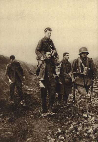 Německý pěšák s ranou na noze nesený z bojiště britskými zajatci, první světová válka od Photographer German